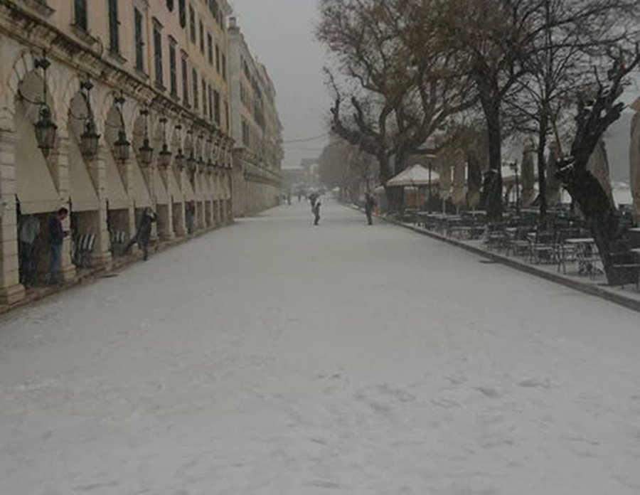 Πρωτόγνωρες, μαγικές εικόνες στην Κέρκυρα: Χιόνια μετά από 13 χρόνια [εικόνες & βίντεο]  | iefimerida.gr 1