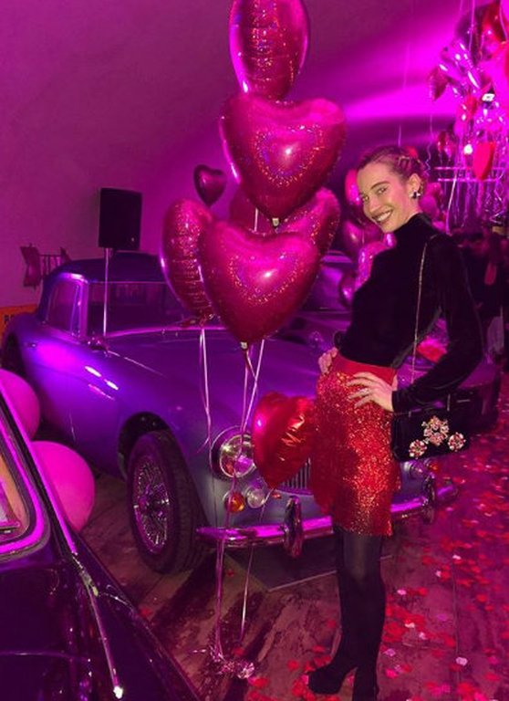 Ο μικρότερος Γλίξμπουργκ έκανε πάρτι με ατελείωτες καρδιές, του Αγίου Βαλεντίνου [εικόνες] | iefimerida.gr 1