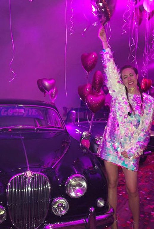 Ο μικρότερος Γλίξμπουργκ έκανε πάρτι με ατελείωτες καρδιές, του Αγίου Βαλεντίνου [εικόνες] | iefimerida.gr 2