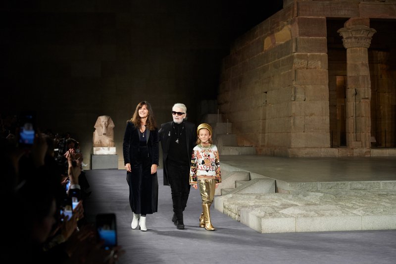 O Karl Lagerfeld στο κλείσιμο του σόου της Chanel για τη συλλογή 2018/19 Métiers d'art της Chanel που παρουσιάστηκε στη Νέα Υόρκη. Αυτή ήταν και η τελευταία εμφάνιση του Karl Lagerfeld σε ντεφιλέ της Chanel.