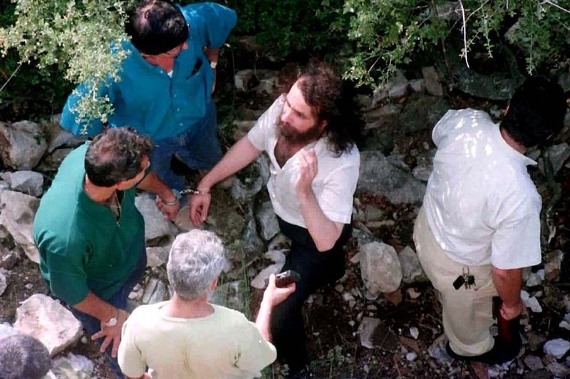 Ο Θεόφιλος Σεχίδης κατά την αναπαράσταση των φόνων / Φωτογραφία: ΑΠΕ-ΜΠΕ