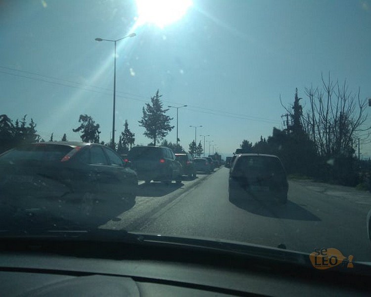 Εχει δημιουργηθεί μεγάλο μποτιλιάρισμα στο σημείο, καθώς είναι σε εξέλιξη και έργα στην Ε.Ο Θεσσαλονίκης - Μουδανιών