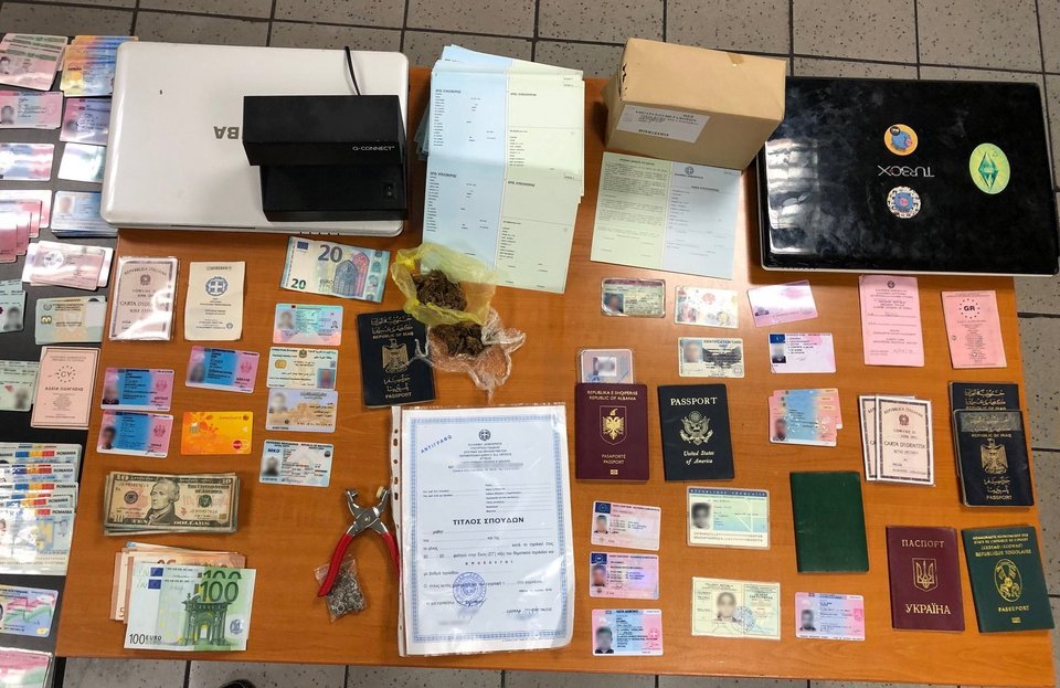 Εξαρθρώθηκε σπείρα που πλαστογραφούσε και πουλούσε ταξιδιωτικά έγγραφα [εικόνες] | iefimerida.gr 1