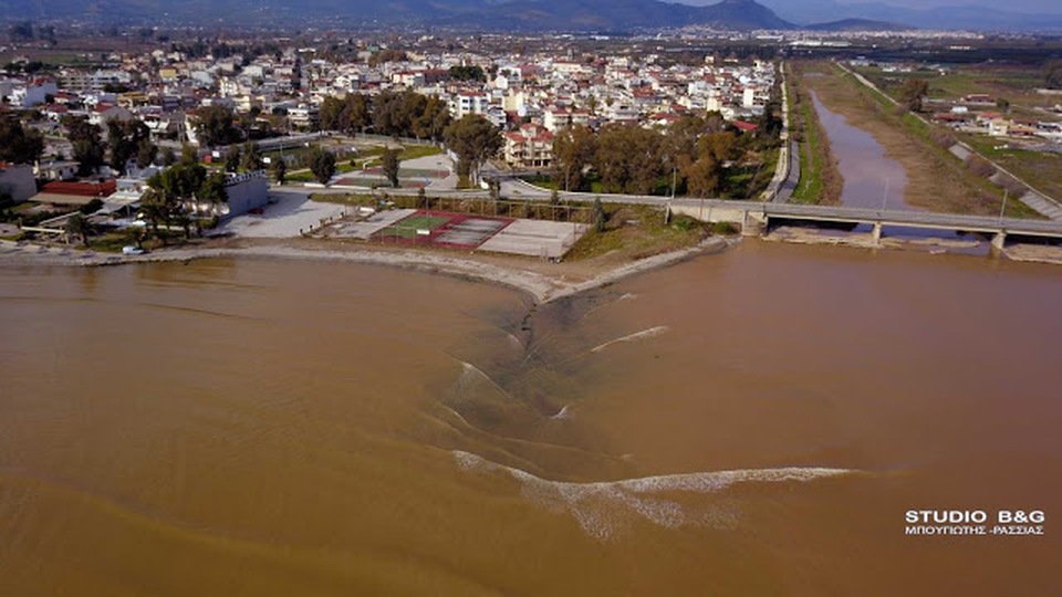 Καφέ βάφτηκε ο Αργολικός Κόλπος εξαιτίας της λάσπης [εικόνες] | iefimerida.gr 2
