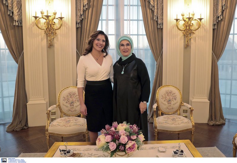 Η Περιστέρα Μπαζιάνα για τσάι με την Εμινέ Ερντογάν στο «Λευκό Παλάτι» [εικόνες] | iefimerida.gr 2