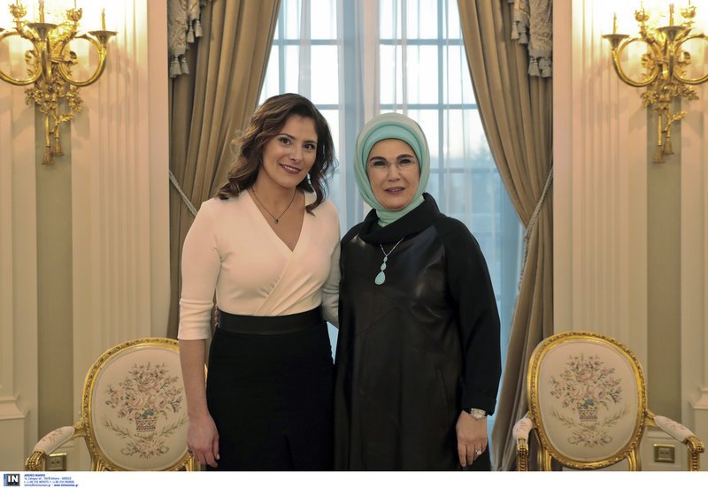 Η Περιστέρα Μπαζιάνα για τσάι με την Εμινέ Ερντογάν στο «Λευκό Παλάτι» [εικόνες] | iefimerida.gr 1