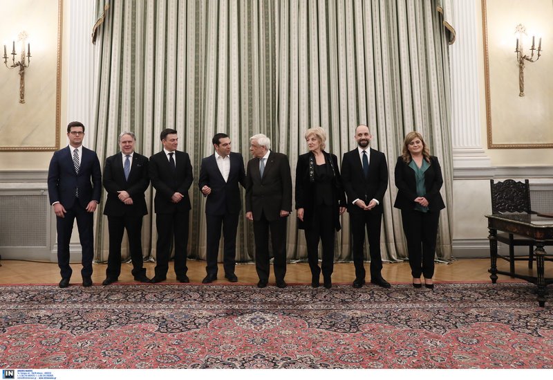 Οι νέοι υπουργοί με τον ΠτΔ και τον Πρωθυπουργό μετά την ορκωμοσία -Φωτογραφία: Intimenews/ΛΙΑΚΟΣ ΓΙΑΝΝΗΣ