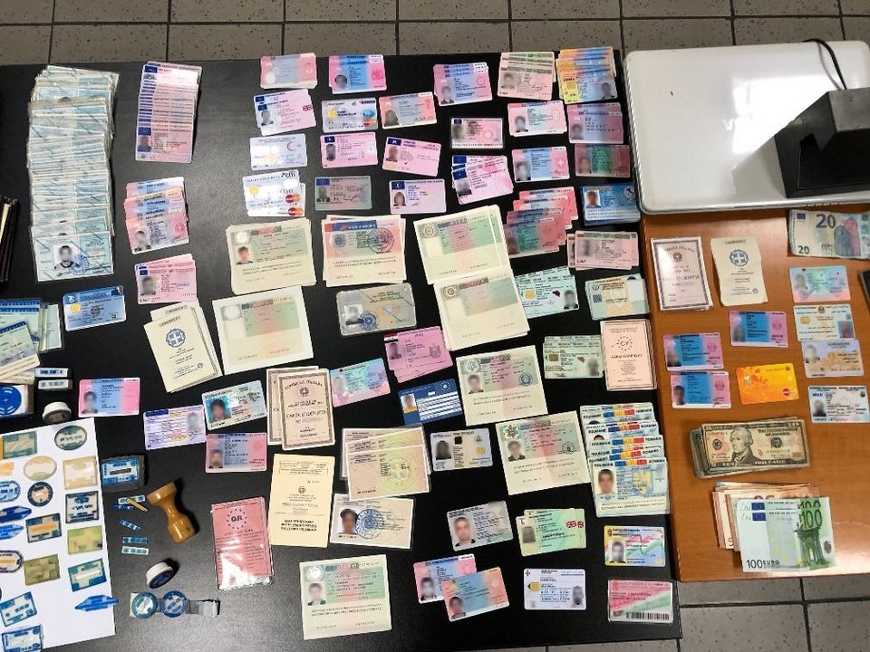 Εξαρθρώθηκε σπείρα που πλαστογραφούσε και πουλούσε ταξιδιωτικά έγγραφα [εικόνες] | iefimerida.gr 2