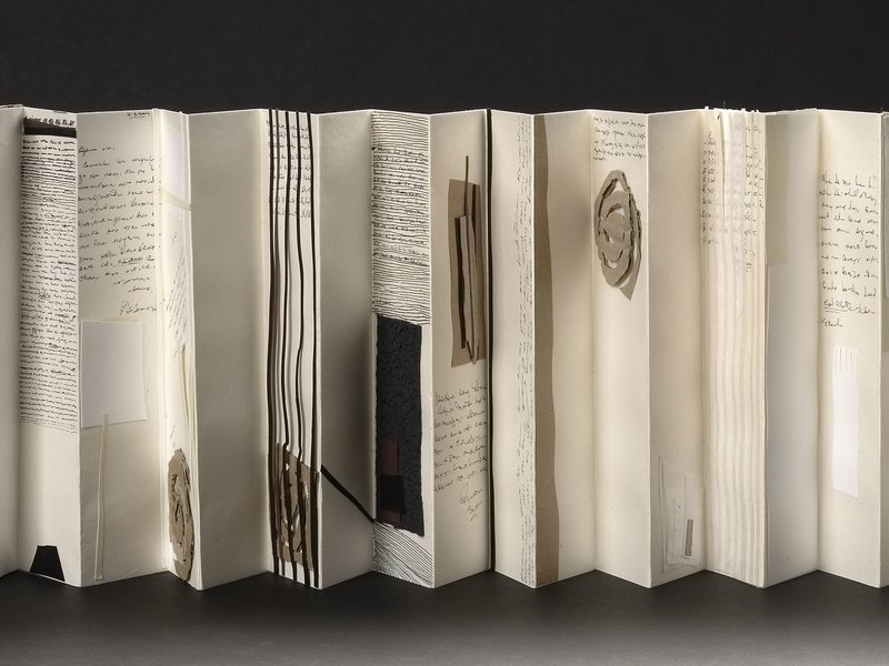 «Προσωπικές καταγραφές», 2010-2019, εγκατάσταση, 33 προθήκες: ημερολόγια, κείμενα, σχέδια, artist books, leporellos.