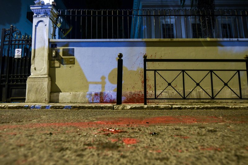 Επίθεση του Ρουβίκωνα με μπογιές στην πρεσβεία της Ιταλίας [εικόνες & βίντεο] | iefimerida.gr 4