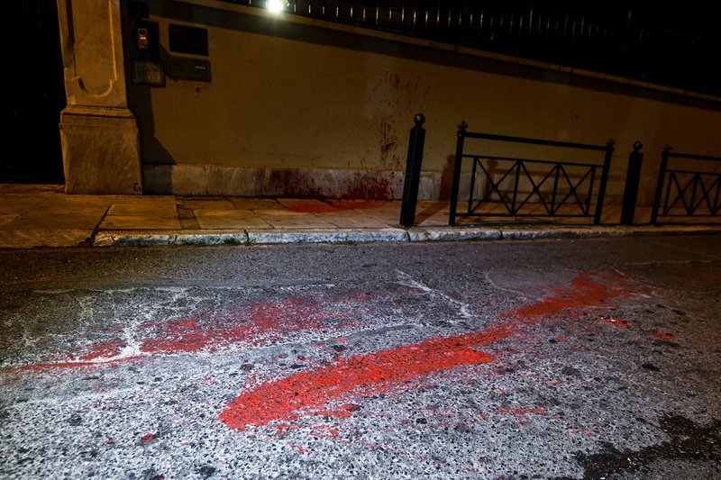 10 μέλη του Ρουβίκωνα έκαναν «ντου» πετώντας μπογιές και τρικάκια στην ιταλική πρεσβεία
