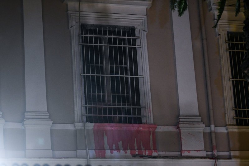 Επίθεση με μπογιές στην πρεσβεία της Ιταλίας στο Κολωνάκι, σημειώθηκε στις 17:30 το απόγευμα της Κυριακής, από μέλη του Ρουβίκωνα
