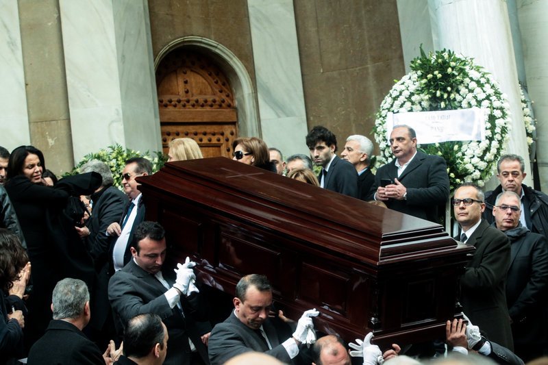 Τσίπρας, Καραμανλής, πολιτικοί και επιχειρηματίες στην κηδεία του Περικλή Παναγόπουλου [εικόνες] | iefimerida.gr 0