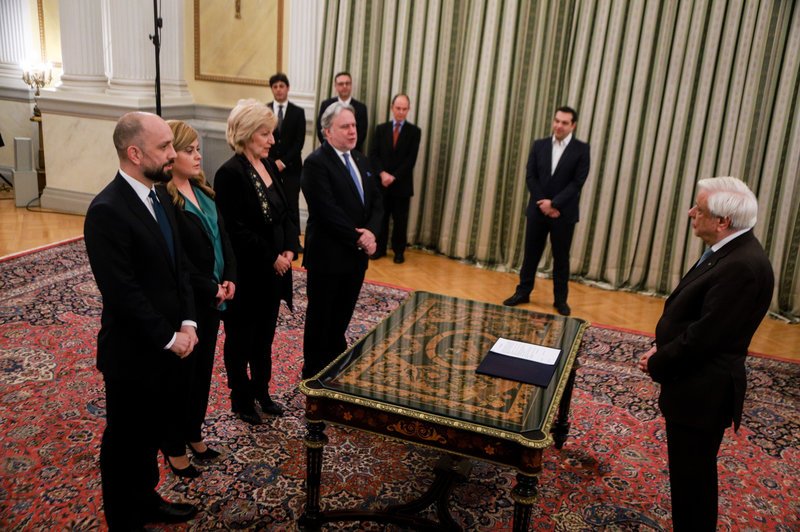 Από αριστερά: Μπάρκας, Χατζηγεωργίου, Αναγνωστοπούλου και Κατρούγκαλος ορκίζονται με πολιτικό όρκο