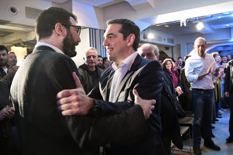 Ο πρωθυπουργός χαιρετά τον υποψήφιο του ΣΥΡΙΖΑ για τον δήμο Αθήνας - (EUROKINISSI/ ΜΙΧΑΛΗΣ ΚΑΡΑΓΙΑΝΝΗΣ)