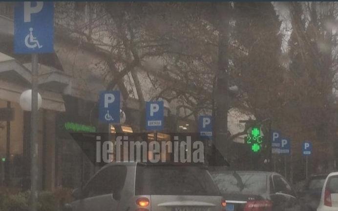 Ασυνείδητοι οδηγοί στην Κηφισιά παρκάρουν όπου βρουν -Σε πεζοδρόμια, διαβάσεις, θέσεις ΑμεΑ [εικόνες] | iefimerida.gr 6