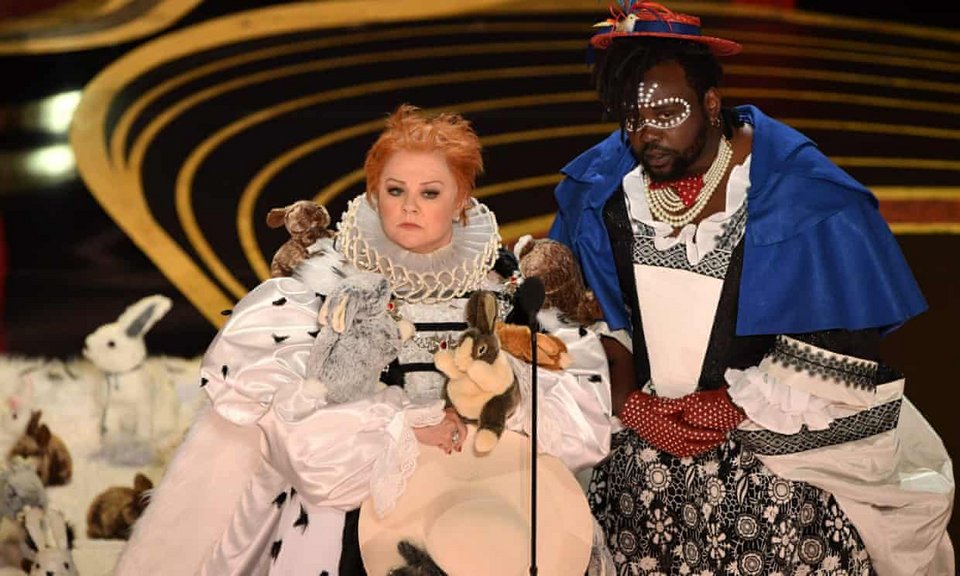 H Melissa McCarthy και ο Brian Tyree Henry παρουσίασαν το Οσκαρ Κοστουμιών.