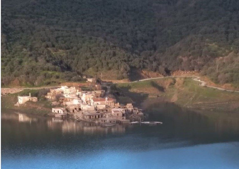Το χωριό Σφεντύλι κάτω από το νερό /Φωτογραφία: Cretalive.gr