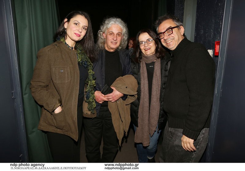 Πρώτη από δεξιά, ένα χρόνο πριν, σε μια ακόμη σπάνια δημόσια εμφάνισή της. 