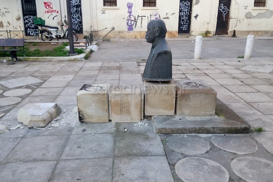 Η προτομή βρίσκεται στο κέντρο της πλατείας Μαρκοπούλου