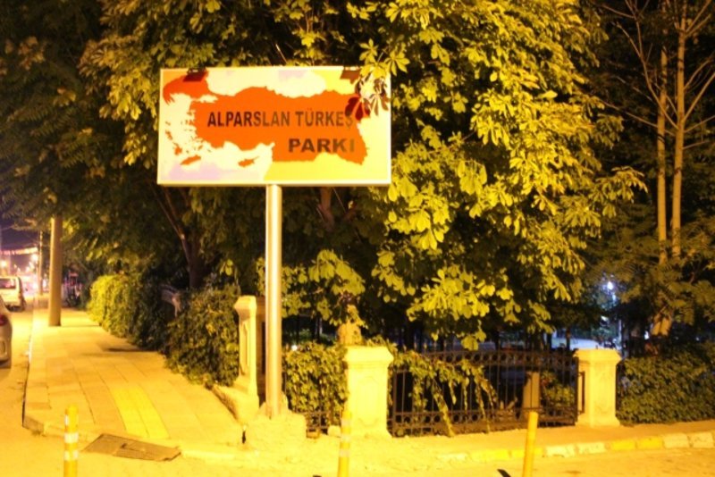 Ο χάρτης έξω από το πάρκο «Αλπαρσλάν Τουρκές» / Φωτογραφία: Δήμος Emirdag