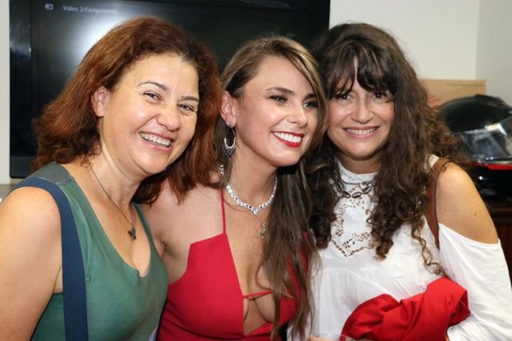 Το αβυσσαλέο της ντεκολτέ δεν πέρασε απαρατήρητο