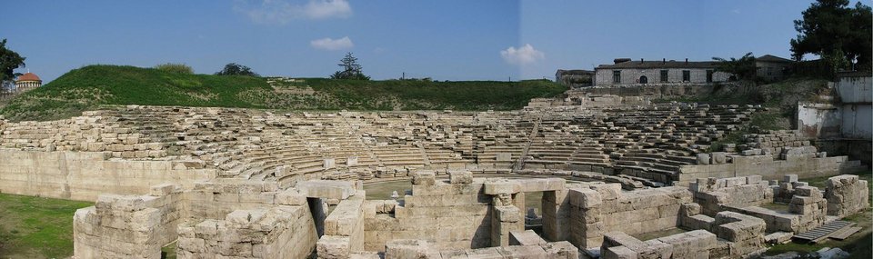 Το πρώτο εξάμηνο του 2022 θα μπορεί να παραδοθεί το έργο του αρχαίου θεάτρου της Λάρισας και να ξεκινήσει η λειτουργία του, Φωτογραφία: wikipedia
