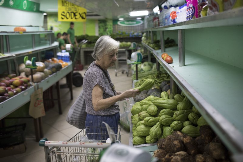 Μεγάλες αλυσίδες σούπερ μάρκετ, όπως το Tesco και το Marks and Spencer, αυξάνουν επίσης τα αποθέματά τους σε κονσέρβες, δεδομένου ότι η κυβέρνηση έχει προειδοποιήσει για ενδεχόμενες ελλείψεις σε φρέσκα φρούτα και λαχανικά