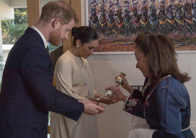 Η Μέγκαν Μαρκλ ζει το όνειρο -Με χολιγουντιανό, ασύγκριτο φόρεμα Dior [εικόνες] | iefimerida.gr 7
