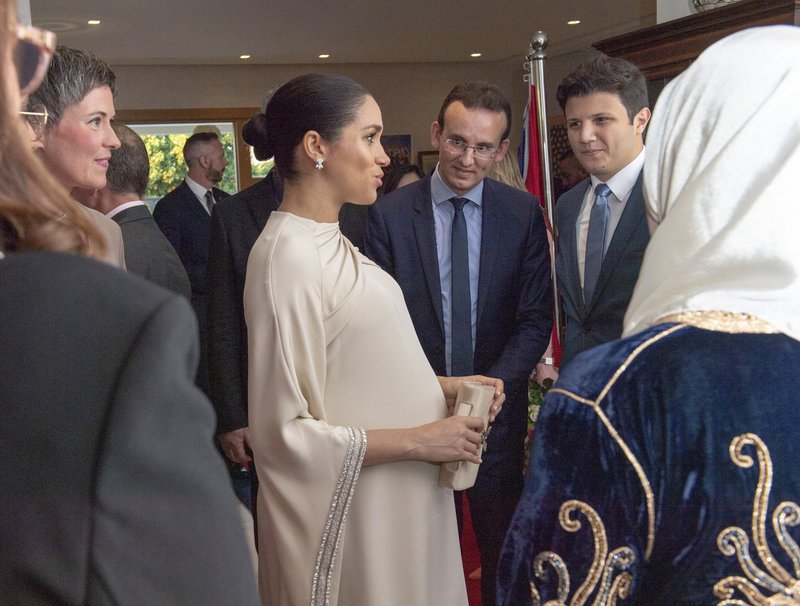 Η Μέγκαν Μαρκλ ζει το όνειρο -Με χολιγουντιανό, ασύγκριτο φόρεμα Dior [εικόνες] | iefimerida.gr 9