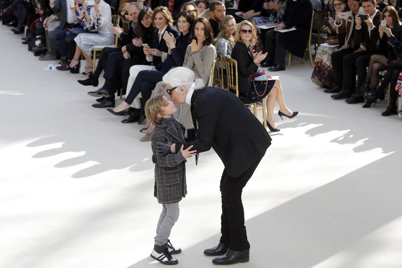 Ο Karl Lagerfeld με τον Hudson Kroenig.