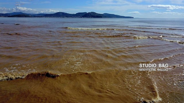 Καφέ βάφτηκε ο Αργολικός Κόλπος εξαιτίας της λάσπης [εικόνες] | iefimerida.gr 1