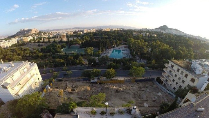 Ο Ναός της Αγροτέρας Αρτέμιδος είναι ένα από τα επιφανέστερα μνημεία της αρχαίας Αθήνας. Τα θεμέλια του ναού βρίσκονται στην σημερινή συνοικία του Μετς στην Αθήνα, κοντά στο Παναθηναϊκό στάδιο, τη Βασιλική του Ιλισού, τον λόφο του Αρδηττού και της Άγρας, δίπλα στο Ολυμπείο και την Ακρόπολη.