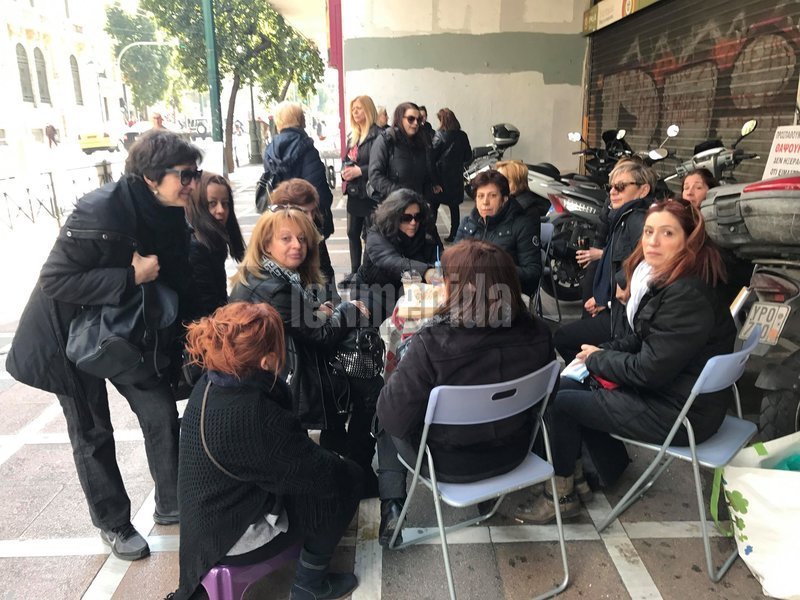 Για τέταρτη ημέρα έξω από το υπ. Εργασίας οι χήρες του Συλλόγου Συζύγων Θανόντων ΑΞ.Ι.Α. [εικόνες] | iefimerida.gr 1