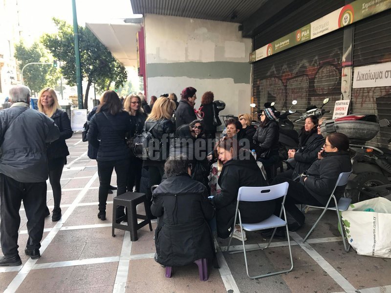 Για τέταρτη ημέρα έξω από το υπ. Εργασίας οι χήρες του Συλλόγου Συζύγων Θανόντων ΑΞ.Ι.Α. [εικόνες] | iefimerida.gr 4