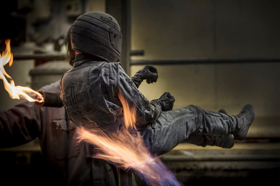 Tο άγαλμα του Aιρτον Σένα στην έδρα της McLaren -Από μπρούτζο, 160 κιλά [εικόνες & βίντεο] | iefimerida.gr 0