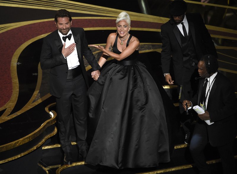 Οσκαρ 2019: Σαν να έλιωναν από έρωτα Lady Gaga και Μπράντλεϊ Κούπερ -Η Ιρίνα Σάικ κοιτούσε, το Twitter οργίασε [βίντεο] | iefimerida.gr 14
