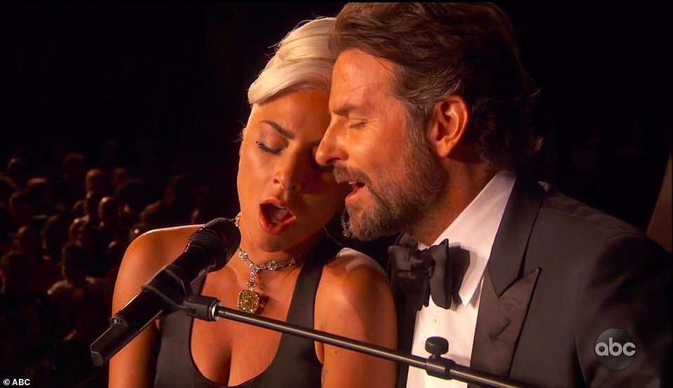 Οσκαρ 2019: Σαν να έλιωναν από έρωτα Lady Gaga και Μπράντλεϊ Κούπερ -Η Ιρίνα Σάικ κοιτούσε, το Twitter οργίασε [βίντεο] | iefimerida.gr 1
