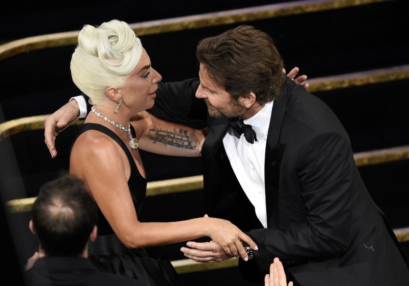Οσκαρ 2019: Σαν να έλιωναν από έρωτα Lady Gaga και Μπράντλεϊ Κούπερ -Η Ιρίνα Σάικ κοιτούσε, το Twitter οργίασε [βίντεο] | iefimerida.gr 4