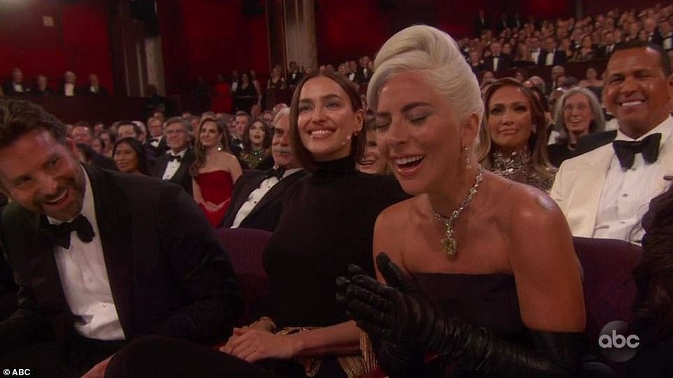 Οσκαρ 2019: Σαν να έλιωναν από έρωτα Lady Gaga και Μπράντλεϊ Κούπερ -Η Ιρίνα Σάικ κοιτούσε, το Twitter οργίασε [βίντεο] | iefimerida.gr 11