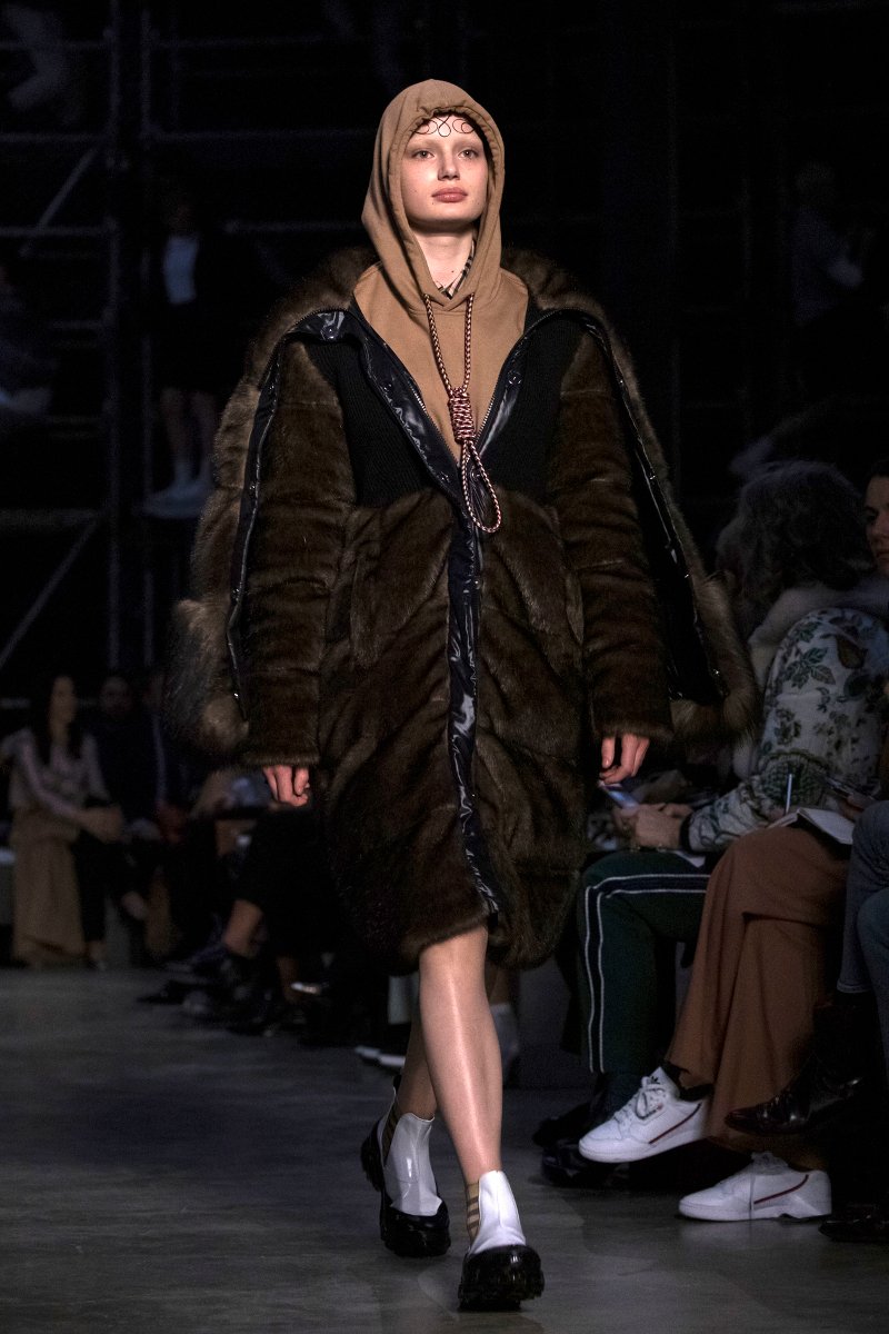 Η Burberry αναγκάστηκε να ζητήσει συγνώμη για το φούτερ με την θηλιά στον λαιμό