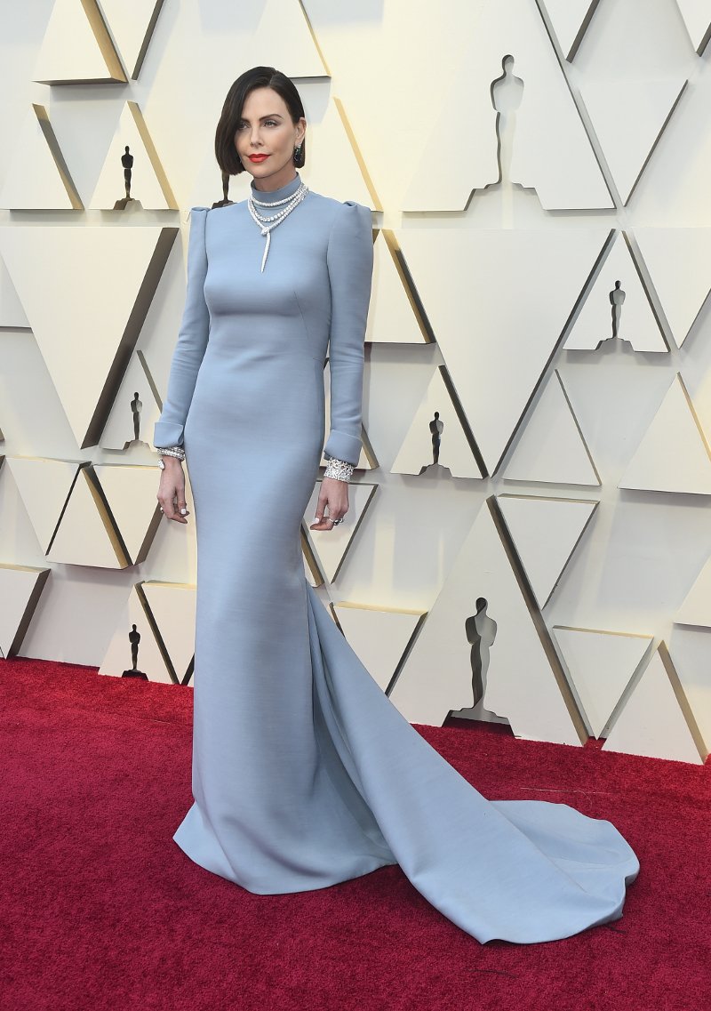 Oσκαρ 2019: Σαρλίζ Θερόν, Ιρίνα Σάικ, JLo -Θανάσιμα σέξι στο κόκκινο χαλί [εικόνες] | iefimerida.gr 9