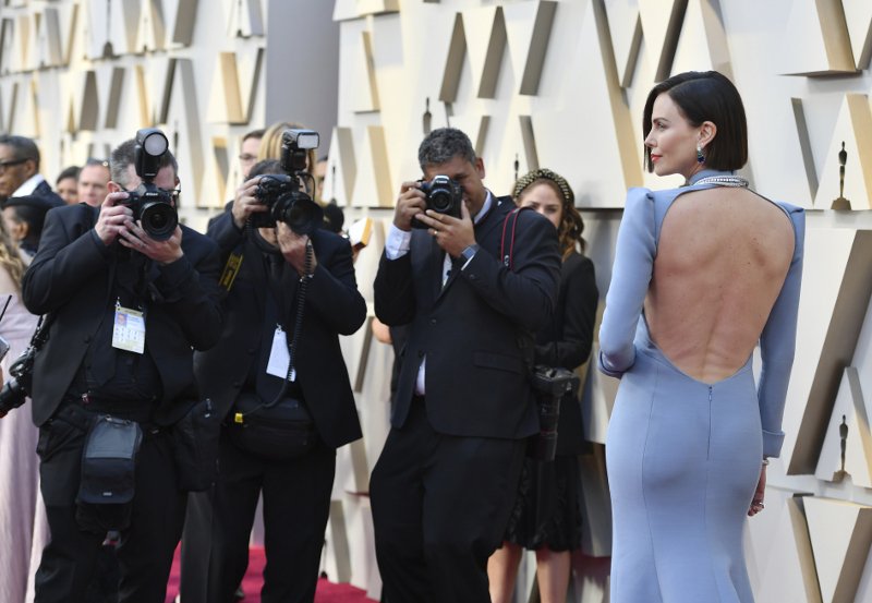 Oσκαρ 2019: Σαρλίζ Θερόν, Ιρίνα Σάικ, JLo -Θανάσιμα σέξι στο κόκκινο χαλί [εικόνες] | iefimerida.gr 5