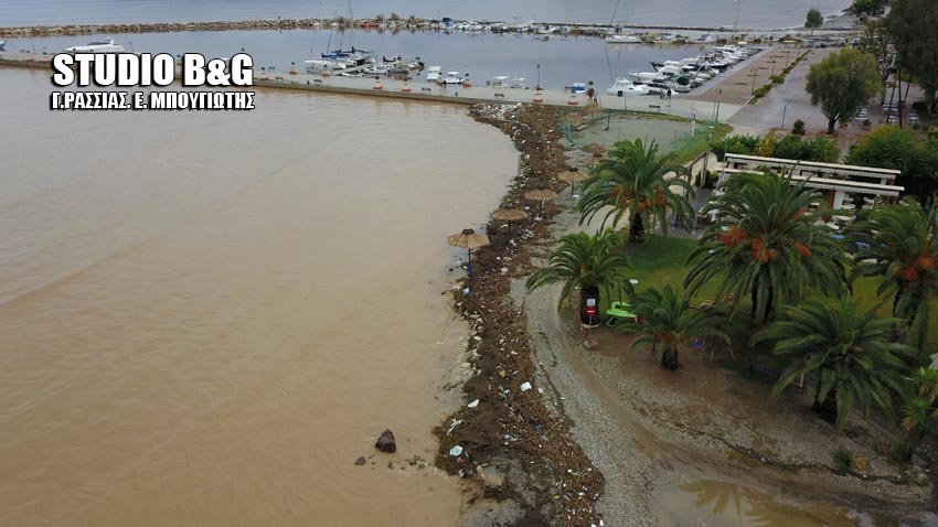 Καφέ βάφτηκε ο Αργολικός Κόλπος εξαιτίας της λάσπης [εικόνες] | iefimerida.gr 0