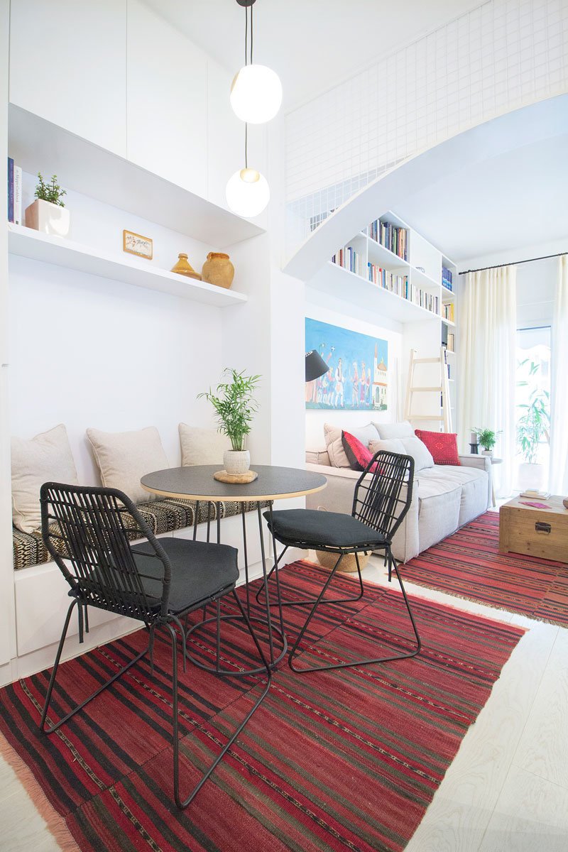 Το λευκό χρώμα κυριαρχεί, χαρίζοντας φως και ανοίγοντας τον χώρο