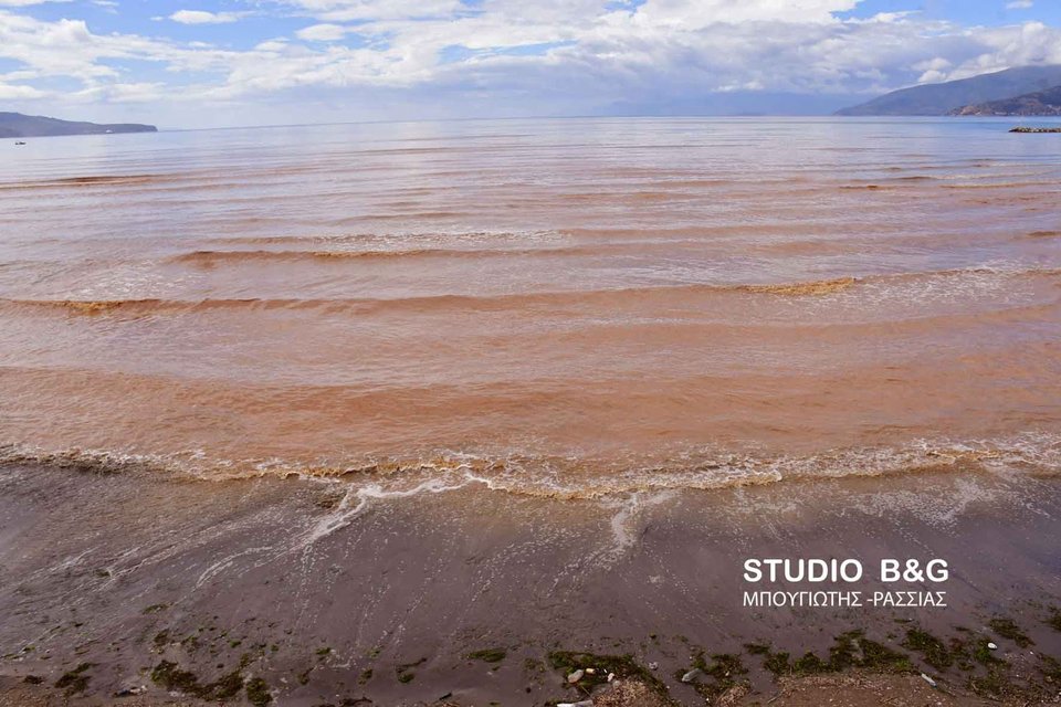 Καφέ βάφτηκε ο Αργολικός Κόλπος εξαιτίας της λάσπης [εικόνες] | iefimerida.gr 3