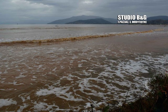 Καφέ βάφτηκε ο Αργολικός Κόλπος εξαιτίας της λάσπης [εικόνες] | iefimerida.gr 4