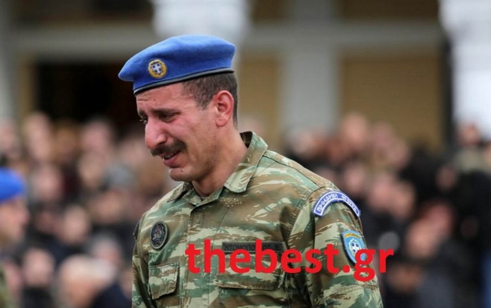 Σπαρακτικές εικόνες: Οι δακρυσμένοι Εύζωνες στην κηδεία του φίλου τους [εικόνες] | iefimerida.gr 1