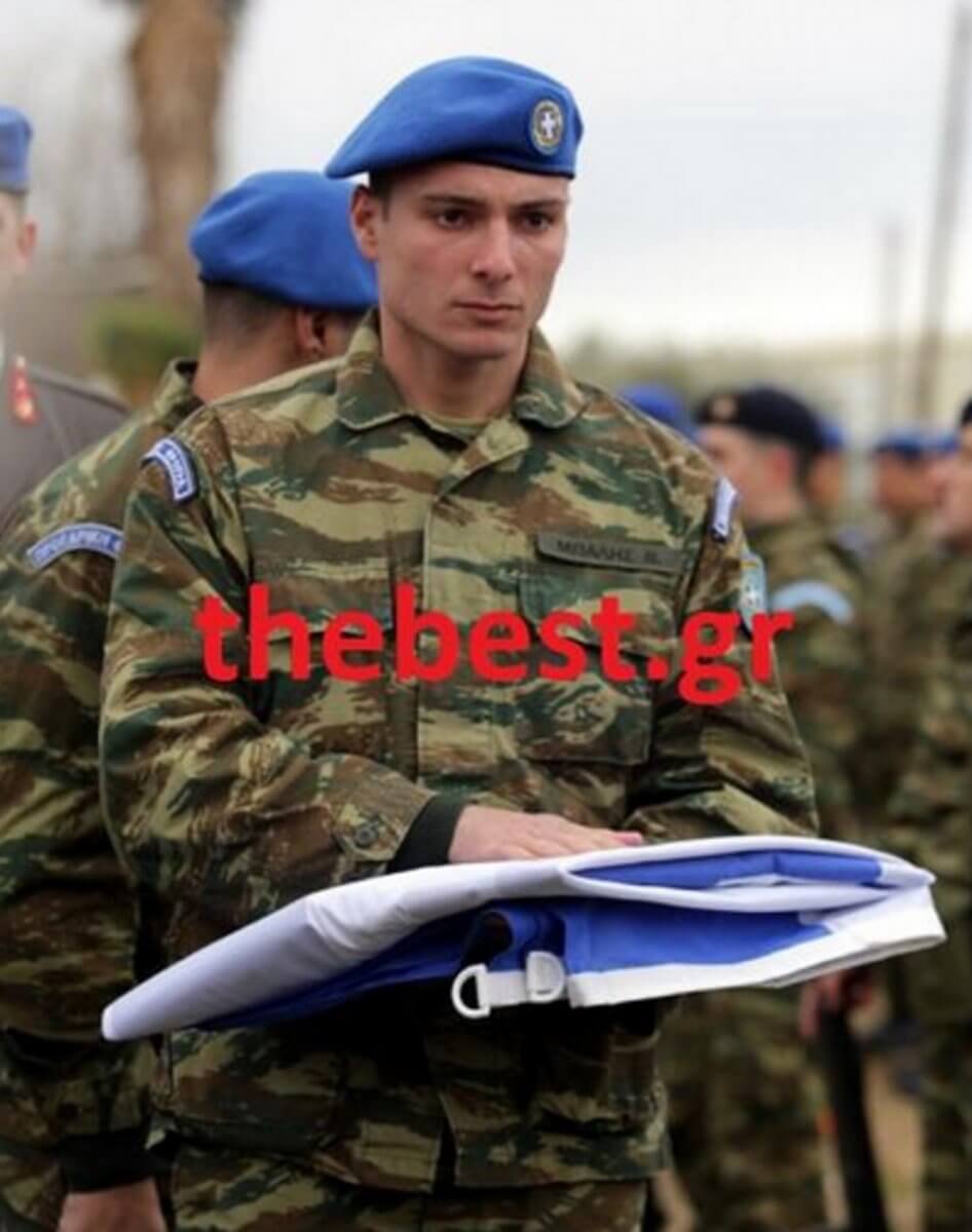 Σπαρακτικές εικόνες: Οι δακρυσμένοι Εύζωνες στην κηδεία του φίλου τους [εικόνες] | iefimerida.gr 4