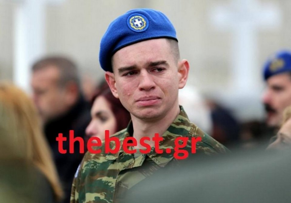 Σπαρακτικές εικόνες: Οι δακρυσμένοι Εύζωνες στην κηδεία του φίλου τους [εικόνες] | iefimerida.gr 2